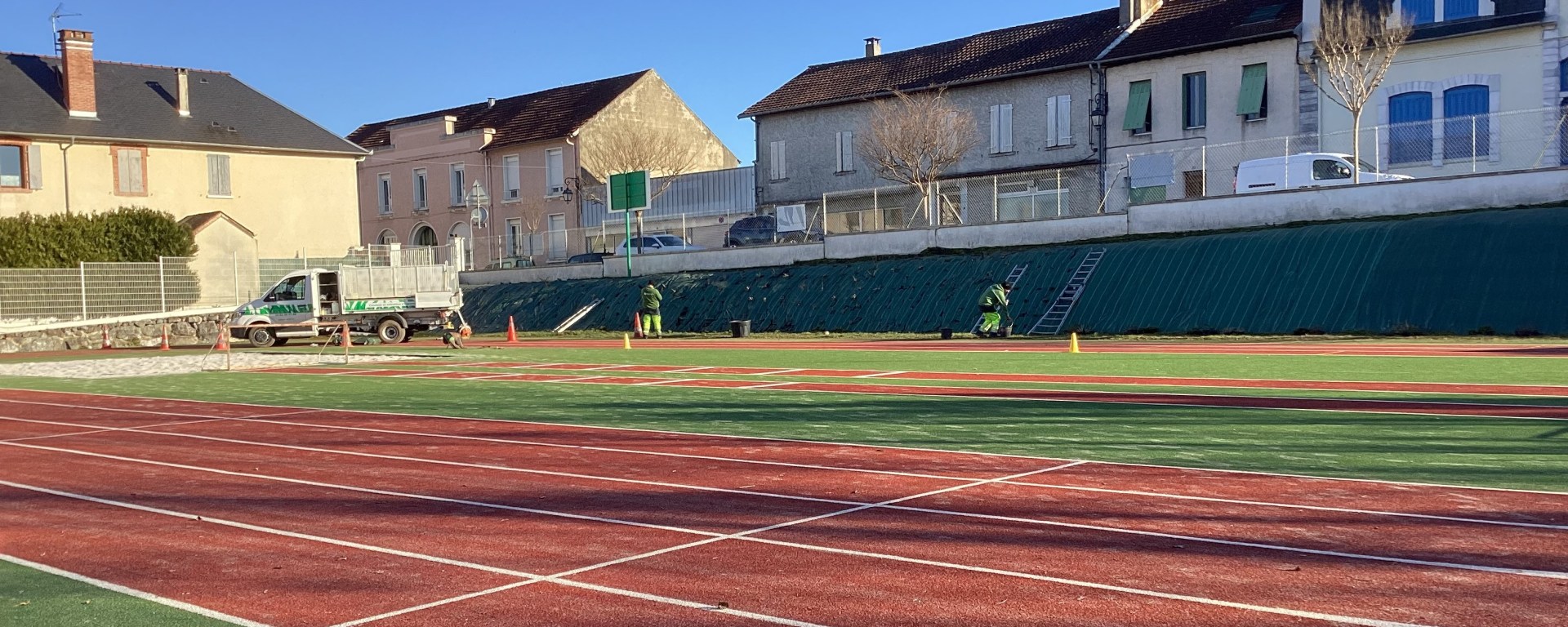 Plantation sur le talus bordant la piste d'athlétisme