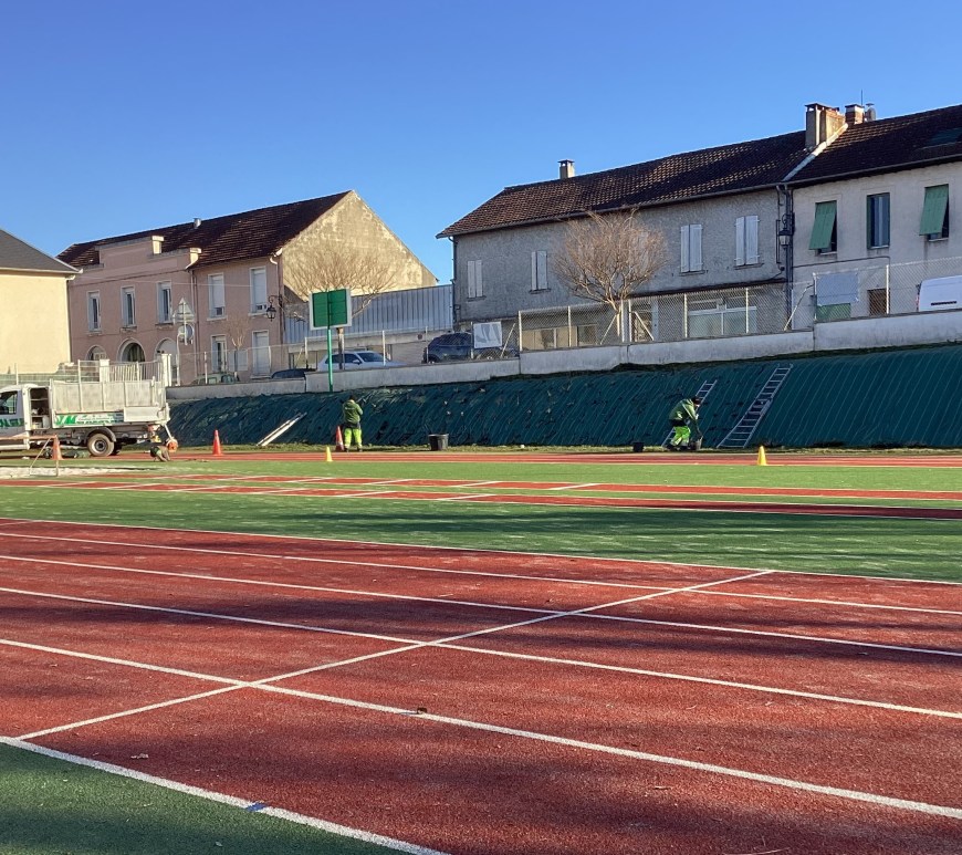 Plantation sur le talus bordant la piste d'athlétisme